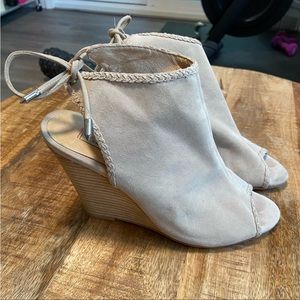 Kristin Cavallari for Chinese Laundry tan wedges